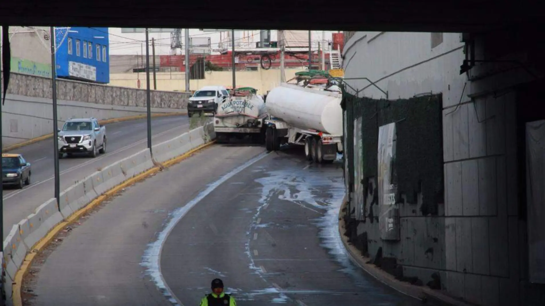 Pipa termina varada al no resistir subir el distribuidor vial en bulevar 5 de Mayo